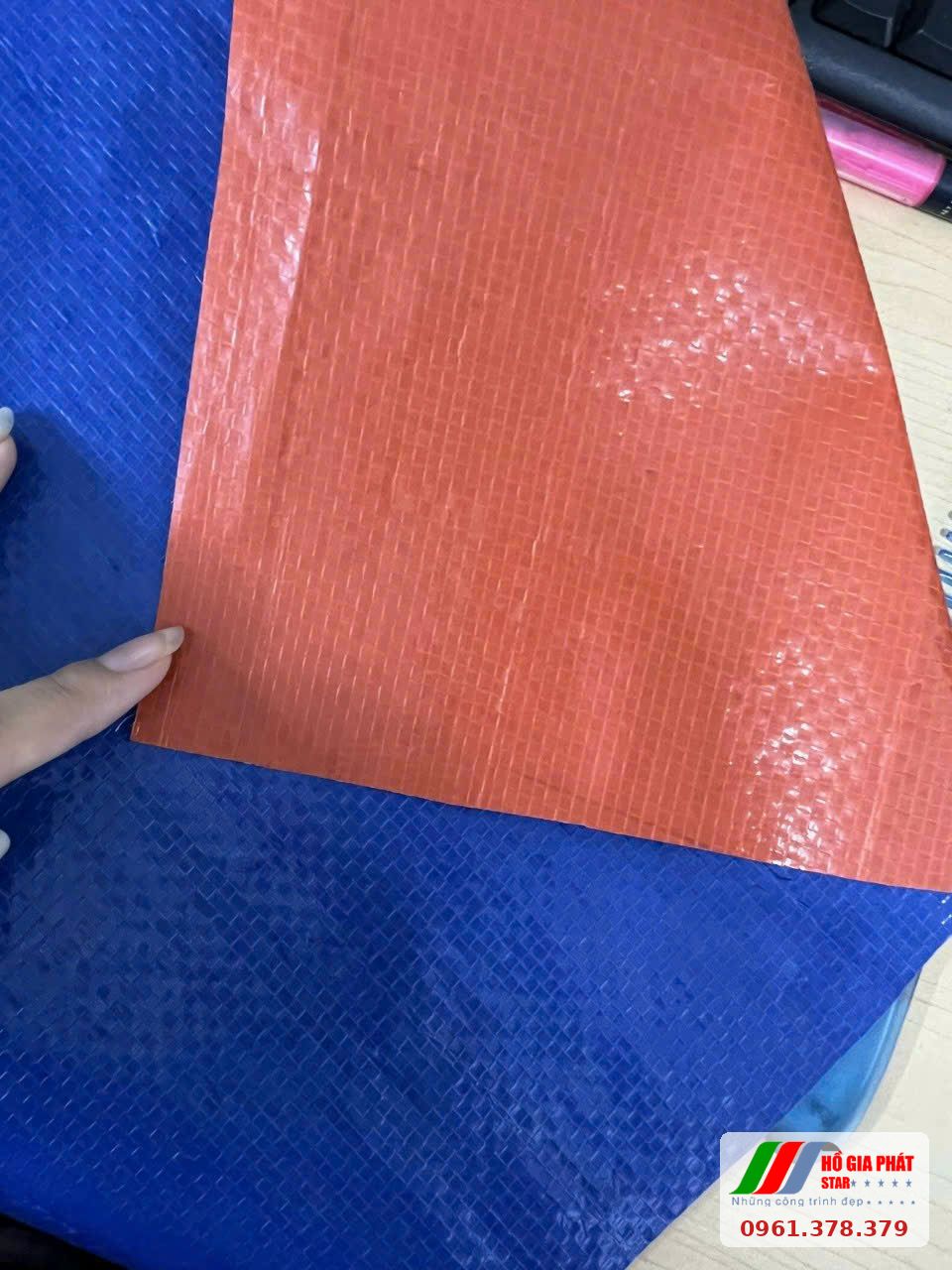 Lật góc bạt xanh cam thấy rõ hai mặt