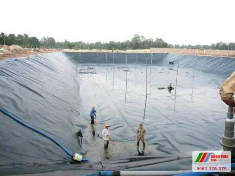Công nhân thi công lót hồ bạt HDPE